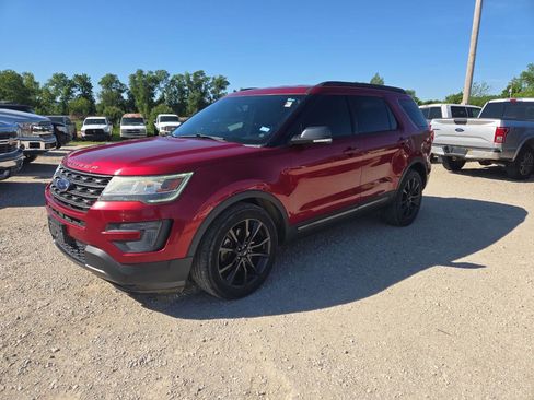 Used 2017 Ford Explorer XLT FWD image 4