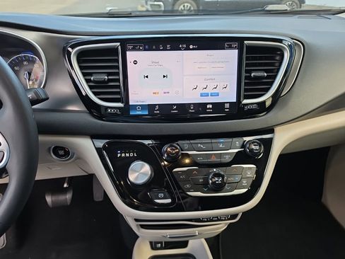 Used 2024 Chrysler Pacifica Touring-L FWD image 13