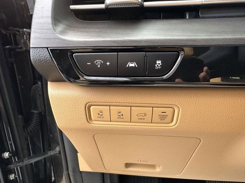 Used 2022 Kia Carnival EX image 25