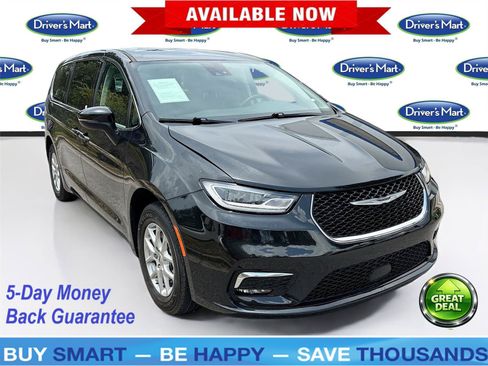 Used 2023 Chrysler Pacifica Touring-L FWD image 1