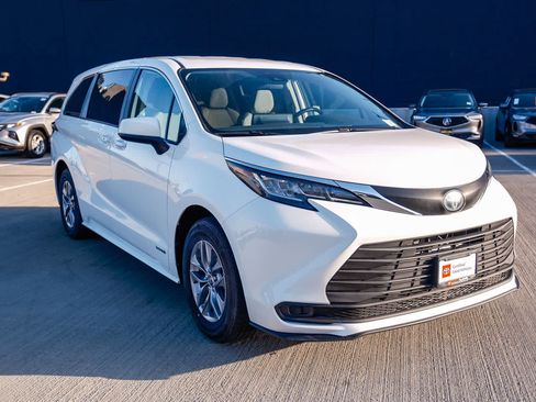 Certified 2021 Toyota Sienna LE AWD/4WD image 3