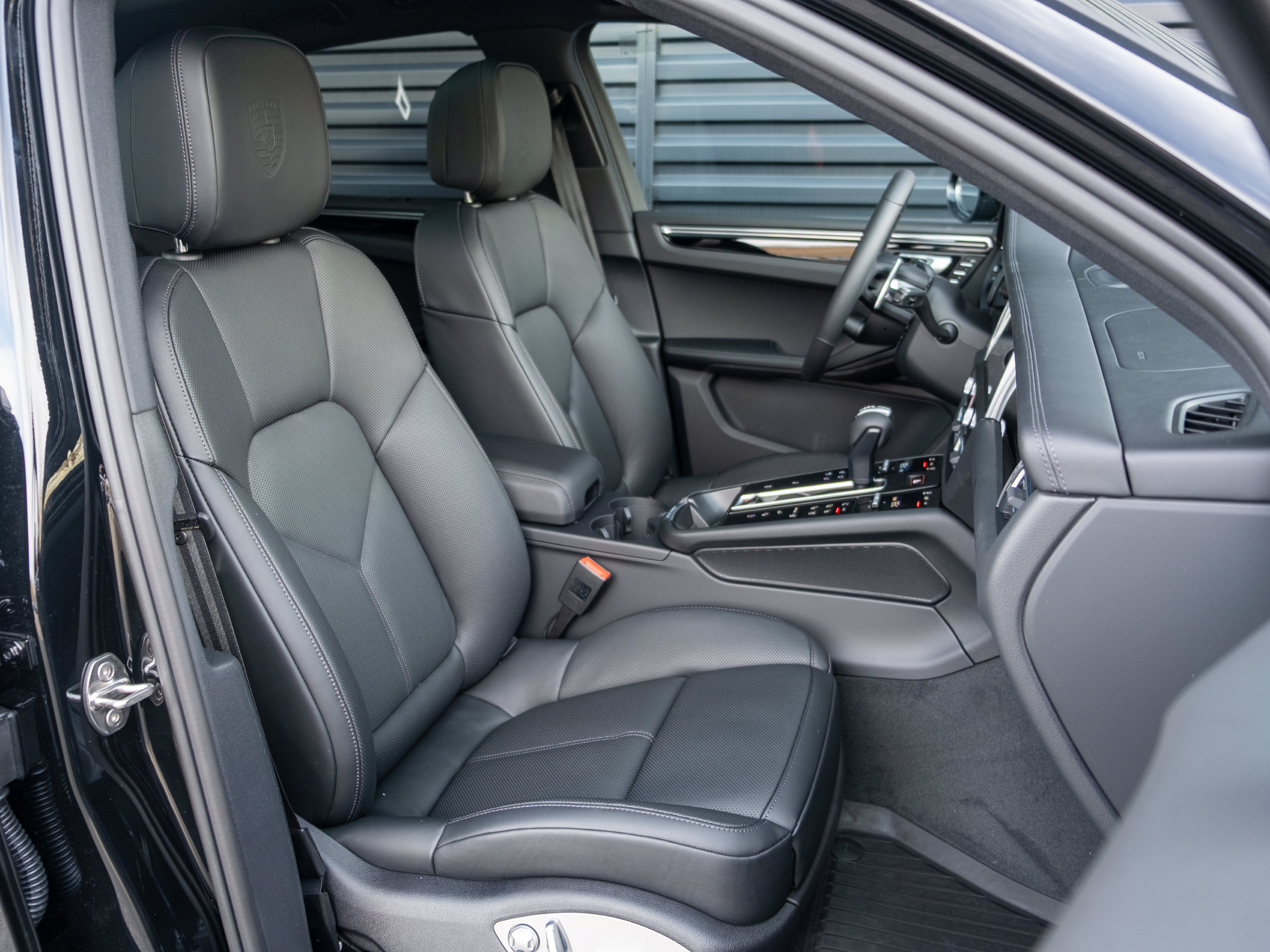Certified 2026 Porsche Macan AWD/4WD image 40