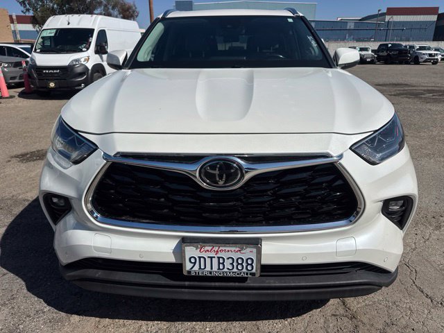Used 2021 Toyota Highlander Limited FWD image 2