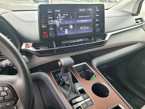 Certified 2024 Toyota Sienna LE image 21