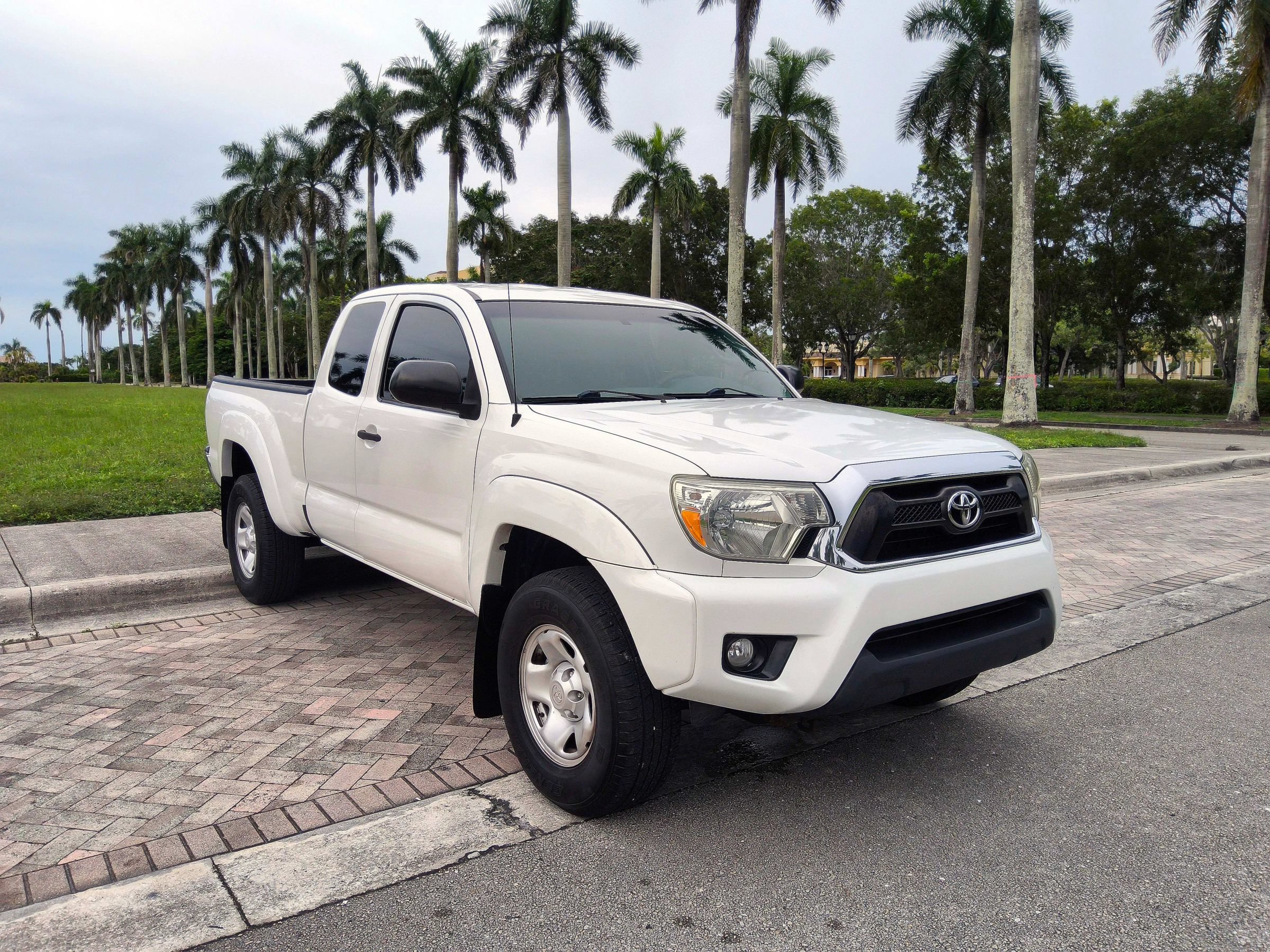 Used 2014 Toyota Tacoma PreRunner w/ SR5 Package RWD image 1