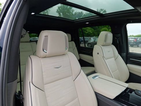 Used 2023 Cadillac Escalade ESV Sport w/ Touring Package AWD/4WD image 41