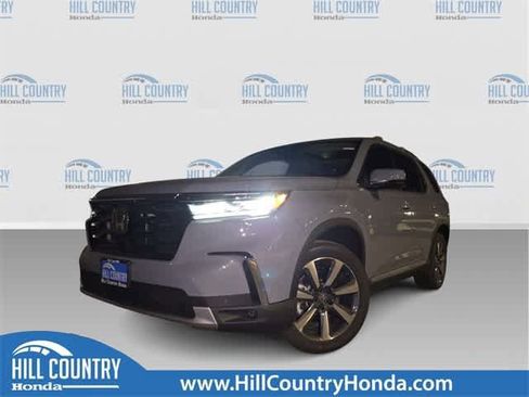 Used 2025 Honda Pilot Touring image 1
