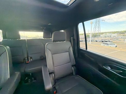 Used 2023 GMC Yukon XL SLT w/ SLT Premium Package AWD/4WD image 18
