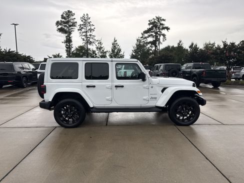 Used 2024 Jeep Wrangler Unlimited Sahara AWD/4WD image 10