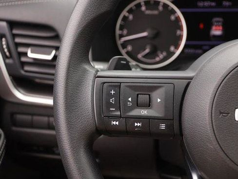 Used 2024 Nissan Rogue SV image 11