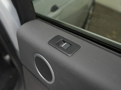 Used 2018 Land Rover Discovery HSE image 36