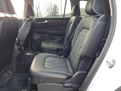 Used 2025 Volkswagen Atlas SEL Premium R-Line image 7