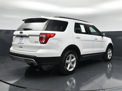 Used 2017 Ford Explorer XLT w/ Equipment Group 201A AWD/4WD image 6