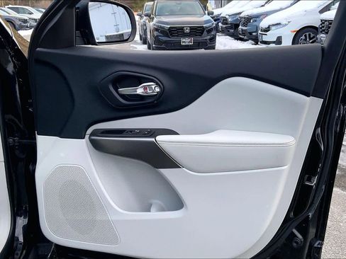 Used 2020 Jeep Cherokee Limited image 23