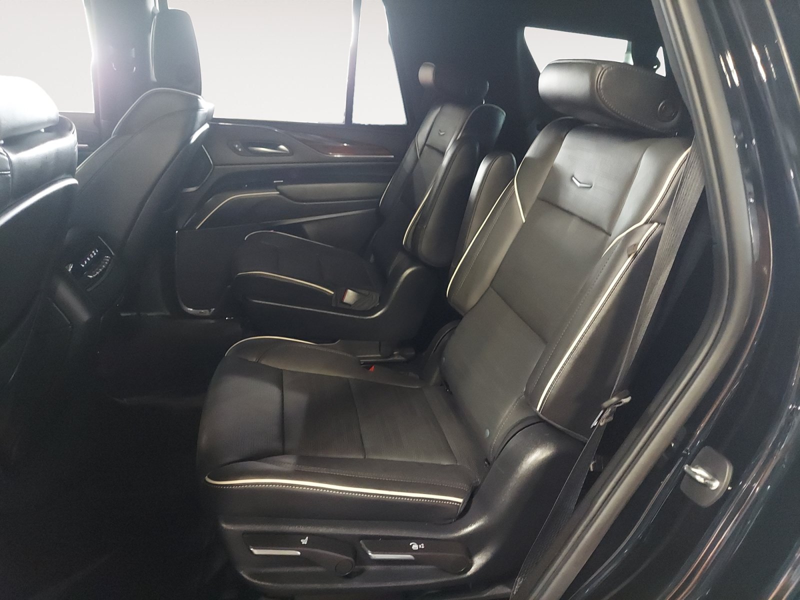 Used 2023 Cadillac Escalade Premium Luxury RWD image 24