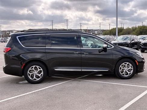 Used 2023 Chrysler Pacifica Limited image 7