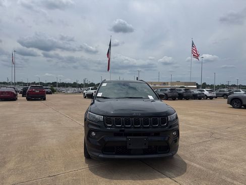 Used 2025 Jeep Compass Latitude w/ Altitude Special Edition AWD/4WD image 4