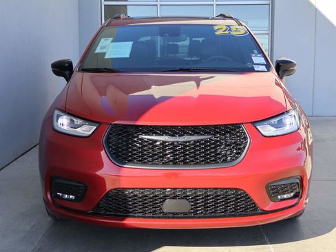 Used 2025 Chrysler Pacifica Limited image 5