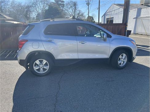 Used 2019 Chevrolet Trax LT w/ LT Convenience Package image 7