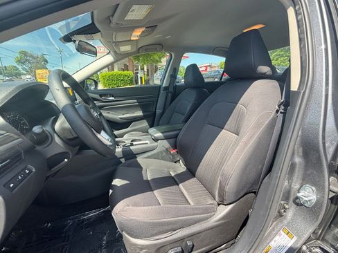 Used 2025 Nissan Altima 2.5 SV FWD image 37