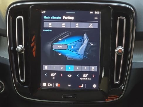 Certified 2025 Volvo XC40 B5 Plus image 17