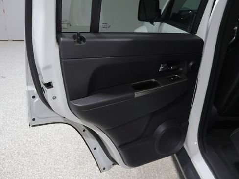 Used 2012 Jeep Liberty Limited Jet w/ Trailer Tow Class III Group AWD/4WD image 19