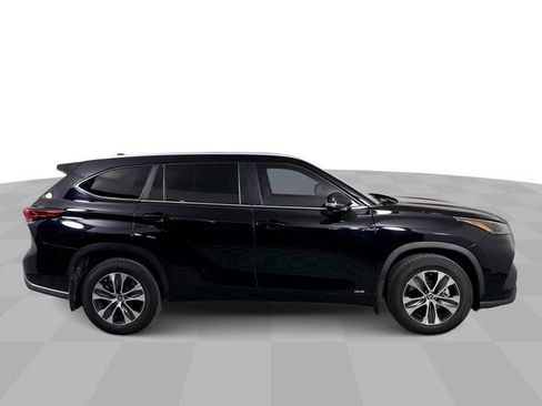Used 2023 Toyota Highlander XLE image 9