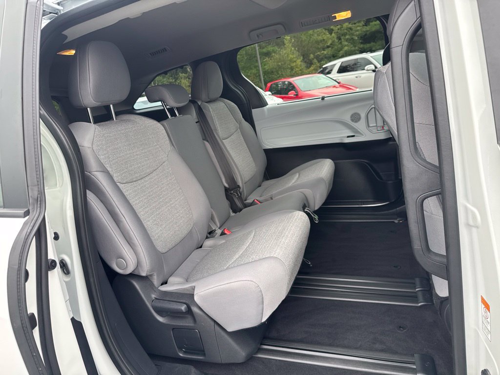 Used 2026 Toyota Sienna LE FWD image 26