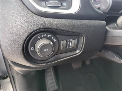 Used 2021 Jeep Renegade Latitude FWD image 26