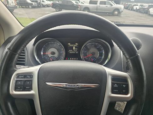Used 2014 Chrysler Town & Country Touring FWD image 16