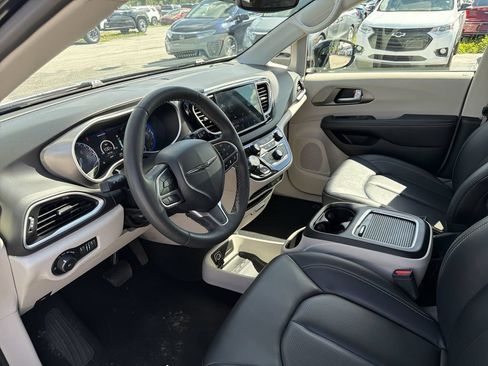 Used 2024 Chrysler Pacifica Touring-L FWD image 18