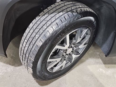 Certified 2023 GMC Acadia SLE w/ Driver Convenience Package image 33