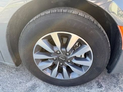 Used 2023 Chrysler Pacifica Touring-L FWD image 8