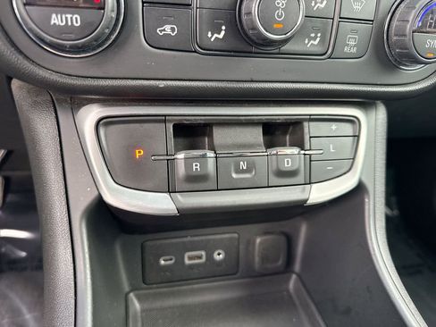 Used 2022 GMC Terrain SLE w/ Driver Convenience Package image 17