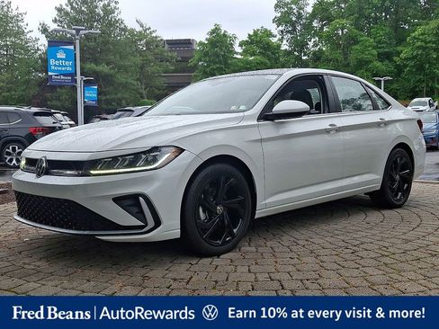 Used 2025 Volkswagen Jetta SE w/ Sunroof Package FWD image 3