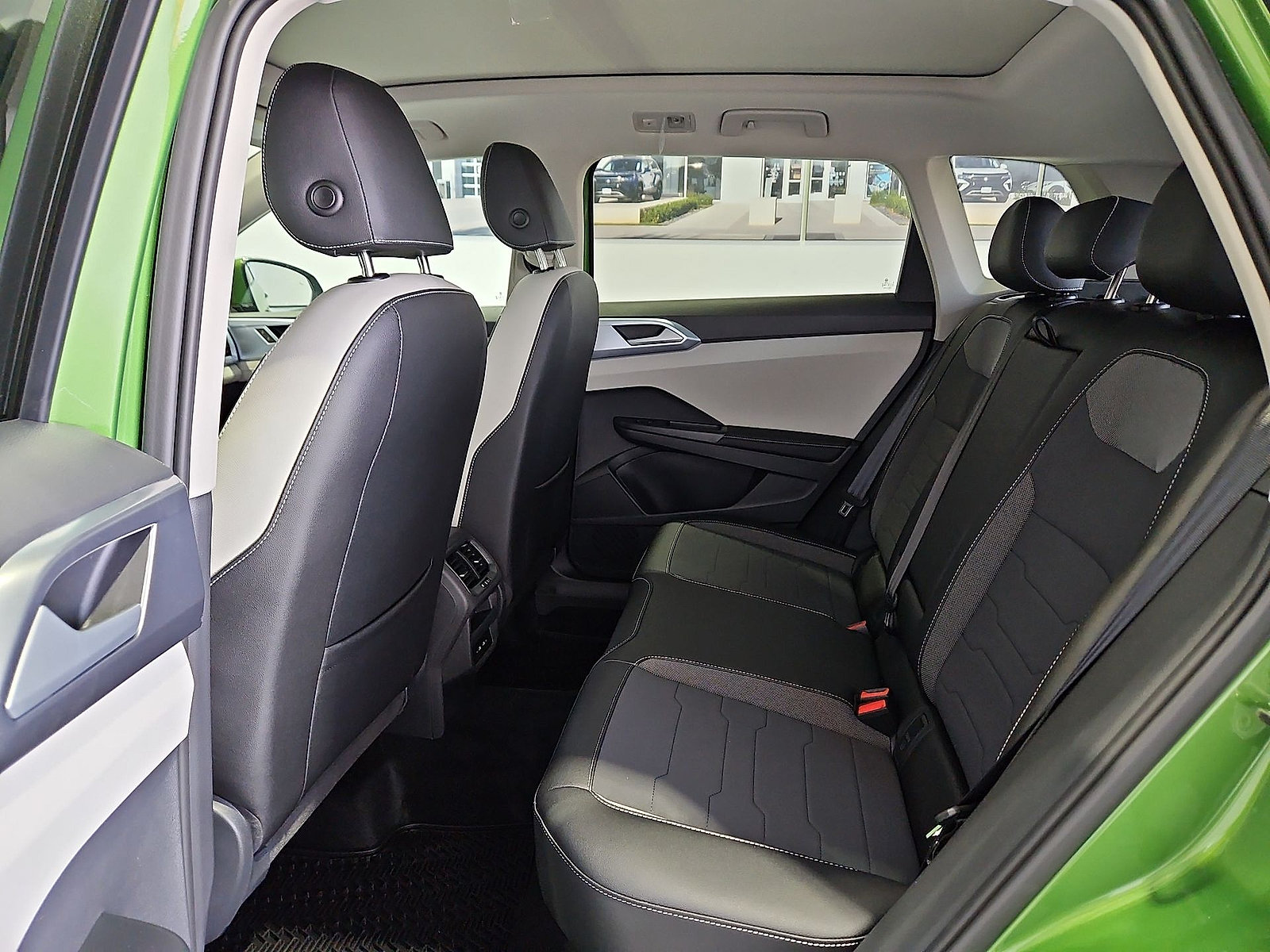 New 2027 Volkswagen Taos SE FWD image 13