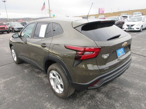 Used 2024 Chevrolet Trax LS w/ LS Convenience Package image 3