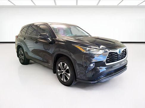 Used 2022 Toyota Highlander XLE AWD/4WD image 3