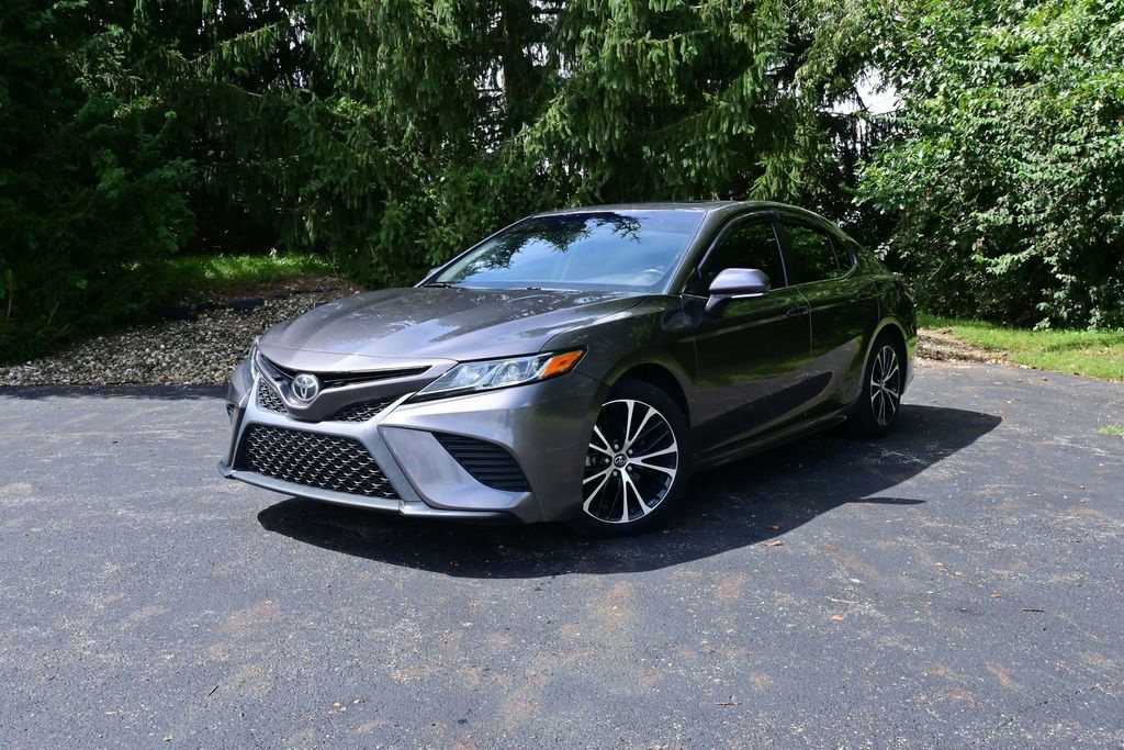 Used 2018 Toyota Camry SE w/ Moonroof Package FWD image 2