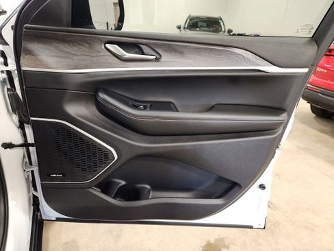 Used 2022 Jeep Grand Cherokee Limited image 36