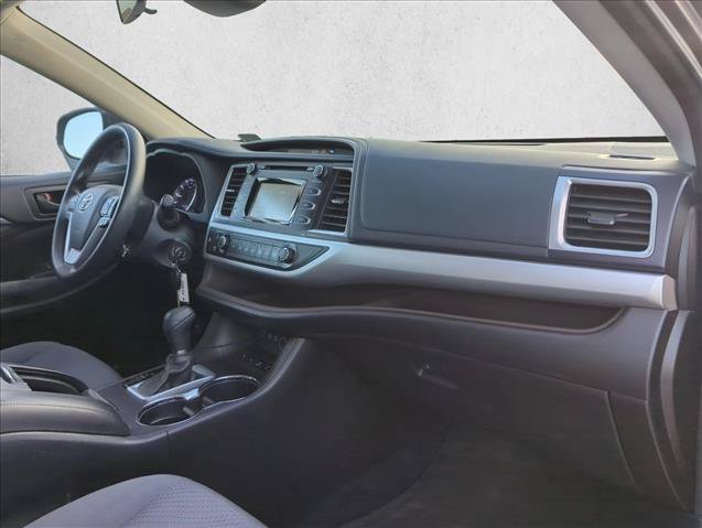 Used 2017 Toyota Highlander LE AWD/4WD image 22