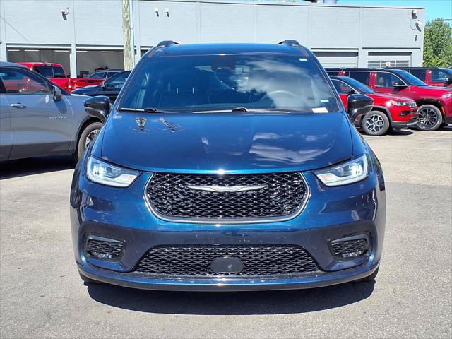 Certified 2025 Chrysler Pacifica Limited FWD image 11