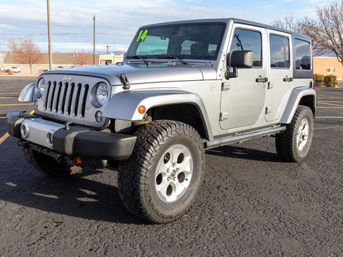 Used 2014 Jeep Wrangler Unlimited Sahara w/ Connectivity Group AWD/4WD image 8