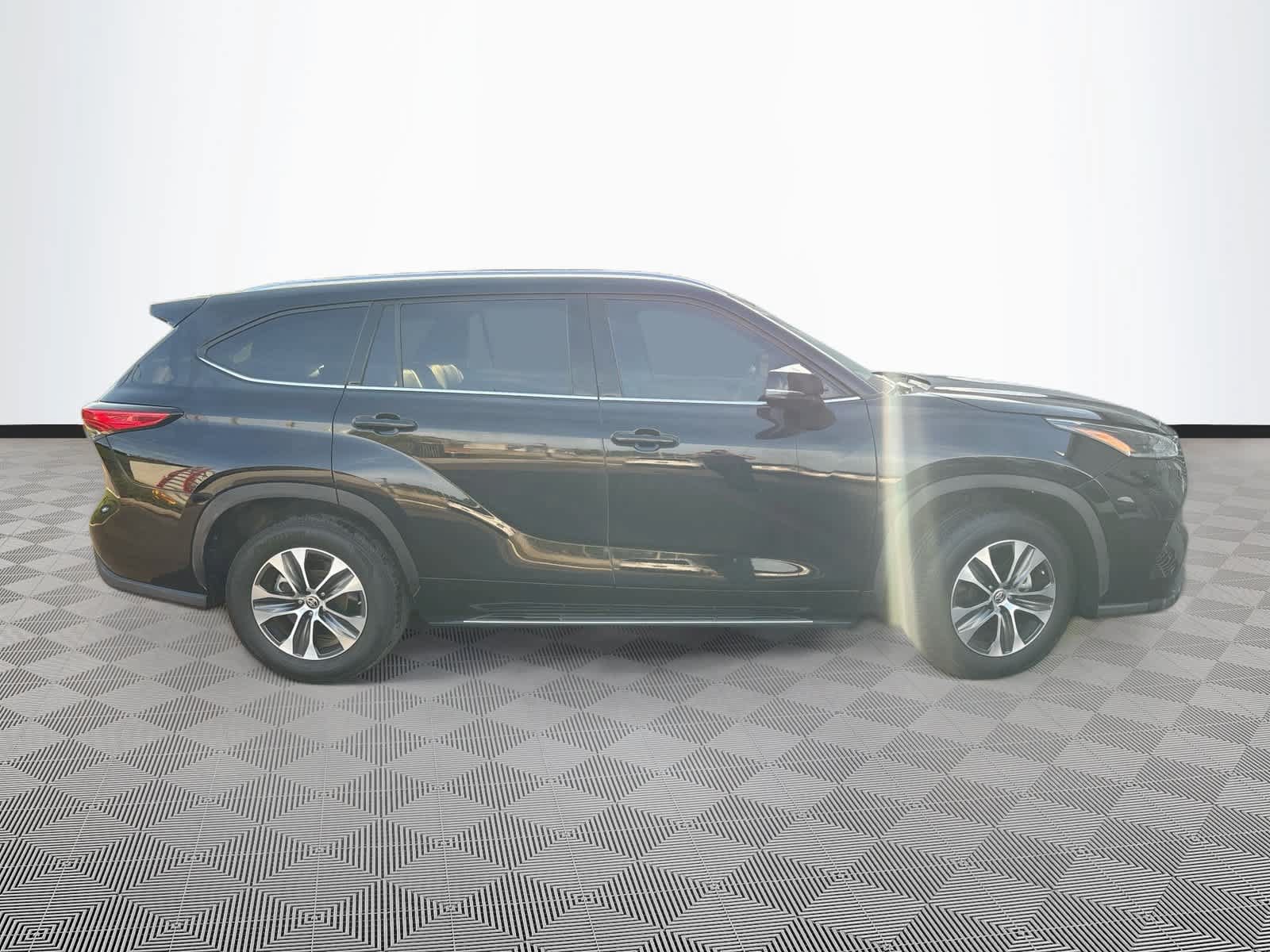 Used 2021 Toyota Highlander XLE FWD image 4