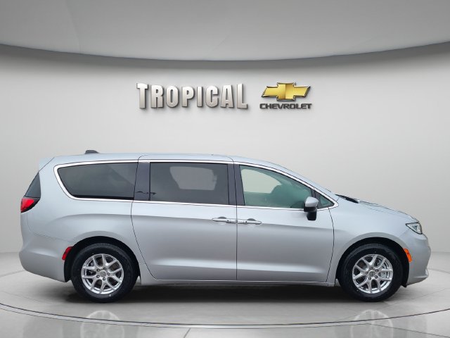 Used 2023 Chrysler Pacifica Touring-L FWD image 6