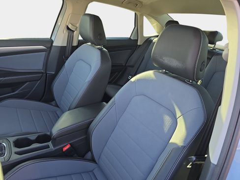 Used 2025 Volkswagen Jetta SE w/ Sunroof Package image 10