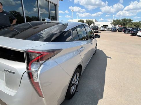 Used 2017 Toyota Prius Four FWD image 5