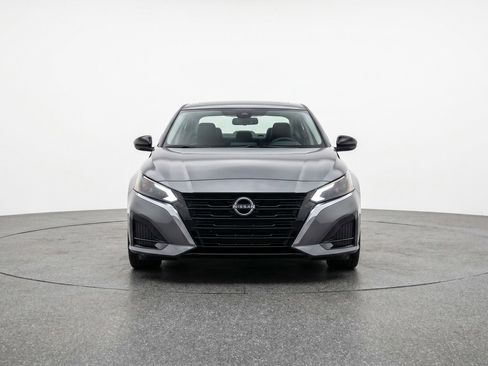 Used 2025 Nissan Altima 2.5 SV FWD image 2