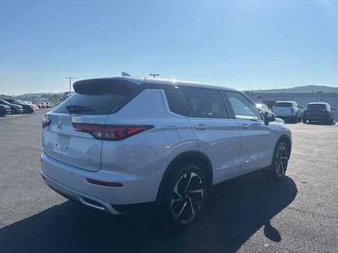 Used 2024 Mitsubishi Outlander AWD image 2