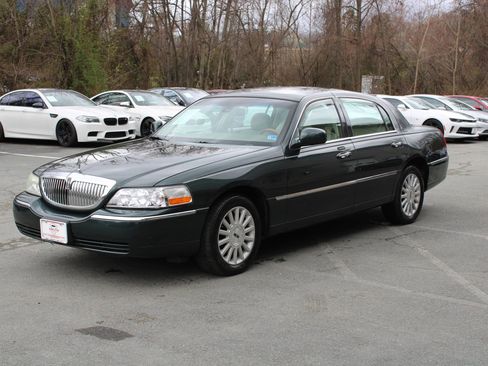 Used 2003 Lincoln Town Car Signature image 3
